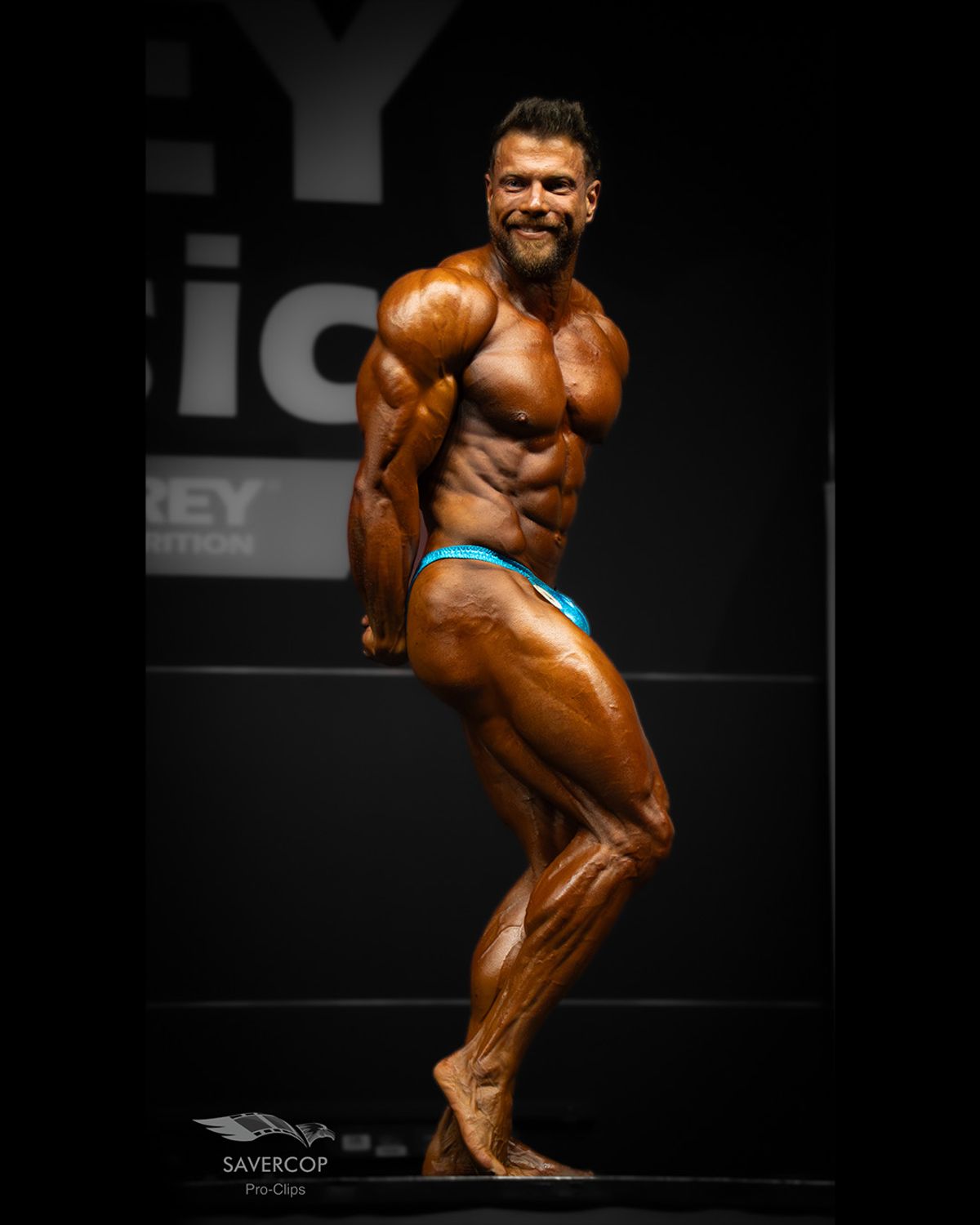 Bodybuilder in klassischer Seitenpose