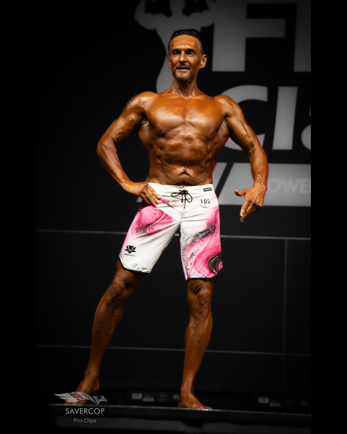 Men's-Physique-Athlet auf der Bühne